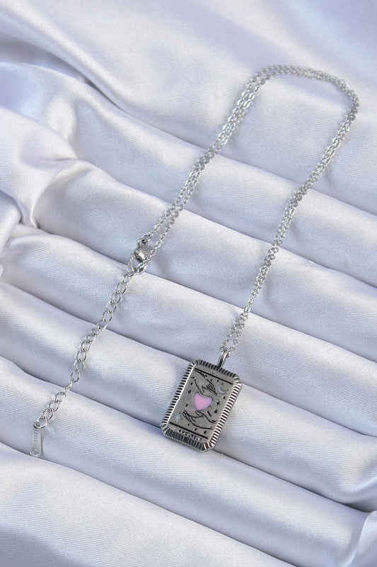 BKO9232 - 316L Çelik Zincir Eskitme Gümüş Renk Pembe Mineli Kalp Figürlü Tarot Kolye