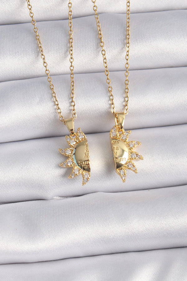 BKO9288 - 316L Çelik Gold Renk Zirkon Taşlı Güneş Model İşleme Yazı Detay Arkadaş Kolyesi