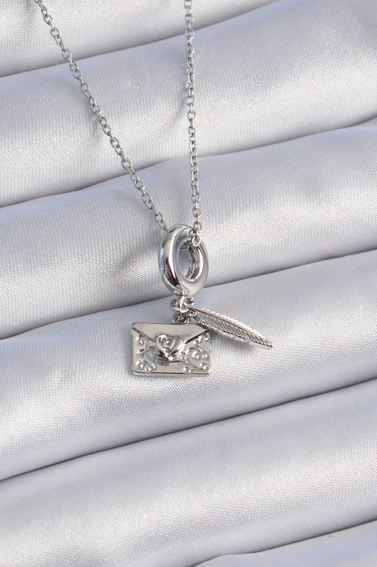 BKO9313 - 316L Çelik Gümüş Renk Kalp Detay Mektup Figür Charm Model Kadın Kolye