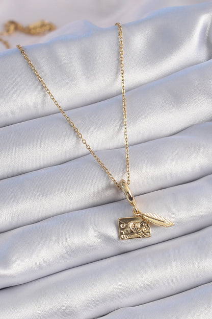 BKO9314 - 316L Çelik Gold Renk Kalp Detay Mektup Figür Charm Model Kadın Kolye