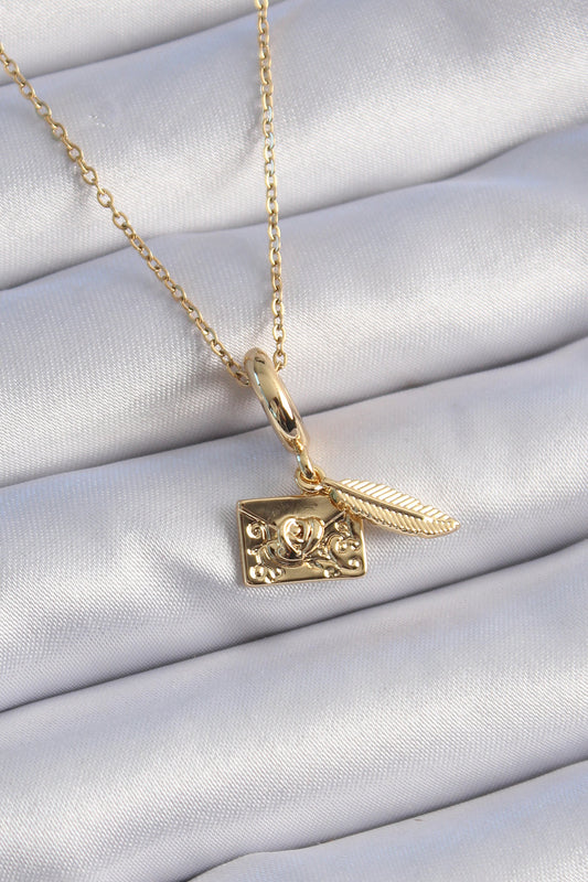 BKO9314 - 316L Çelik Gold Renk Kalp Detay Mektup Figür Charm Model Kadın Kolye