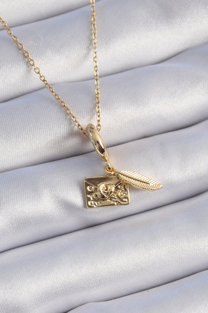 BKO9314 - 316L Çelik Gold Renk Kalp Detay Mektup Figür Charm Model Kadın Kolye