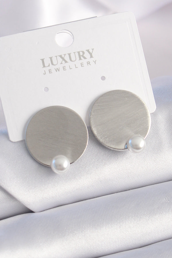 BKP9526 - Pirinç Gümüş Renk Plaka Model İnci Detay Kadın Küpe