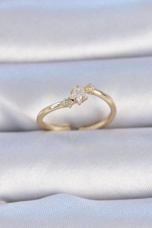 BYK3322 - Pirinç Gold Renk Beyaz Çiçek Model Zirkon Taş Detay Kadın Yüzük