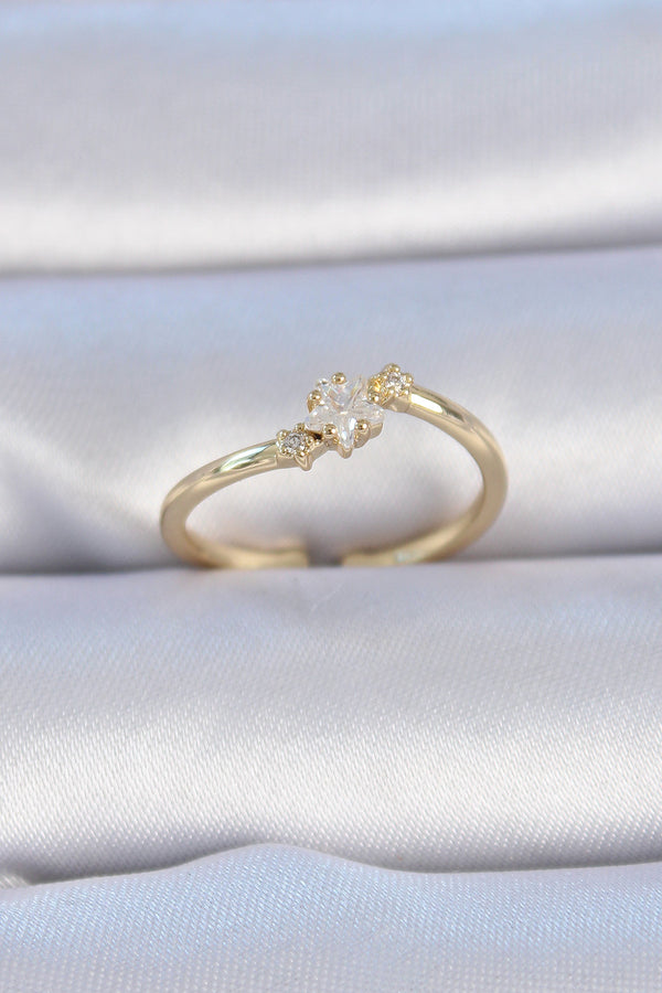 BYK3322 - Pirinç Gold Renk Beyaz Çiçek Model Zirkon Taş Detay Kadın Yüzük