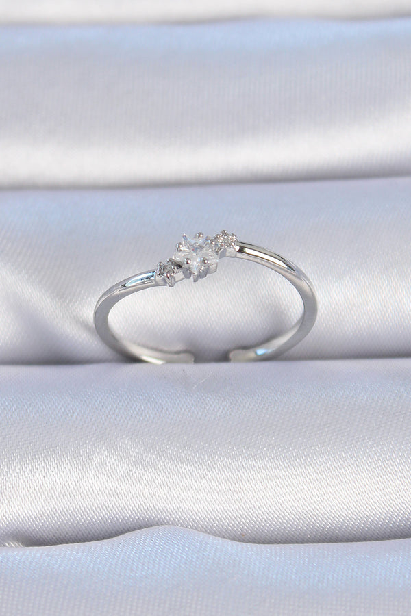 BYK3323 - Pirinç Gümüş Renk Çiçek Model Zirkon Taş Detay Kadın Yüzük