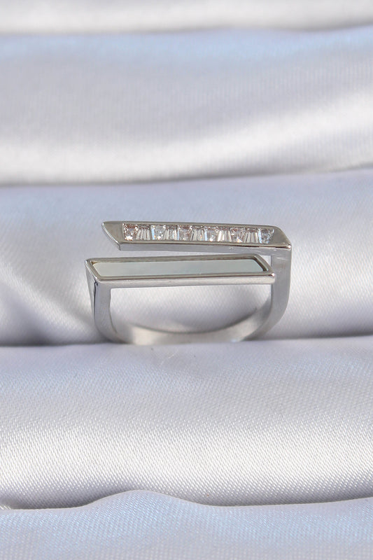 BYK3349 - Pirinç Gümüş Renk Zirkon Taşlı Beyaz Sedef Detay Kadın Yüzük