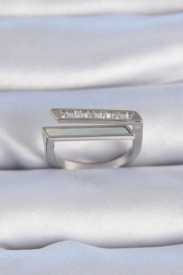 BYK3349 - Pirinç Gümüş Renk Zirkon Taşlı Beyaz Sedef Detay Kadın Yüzük