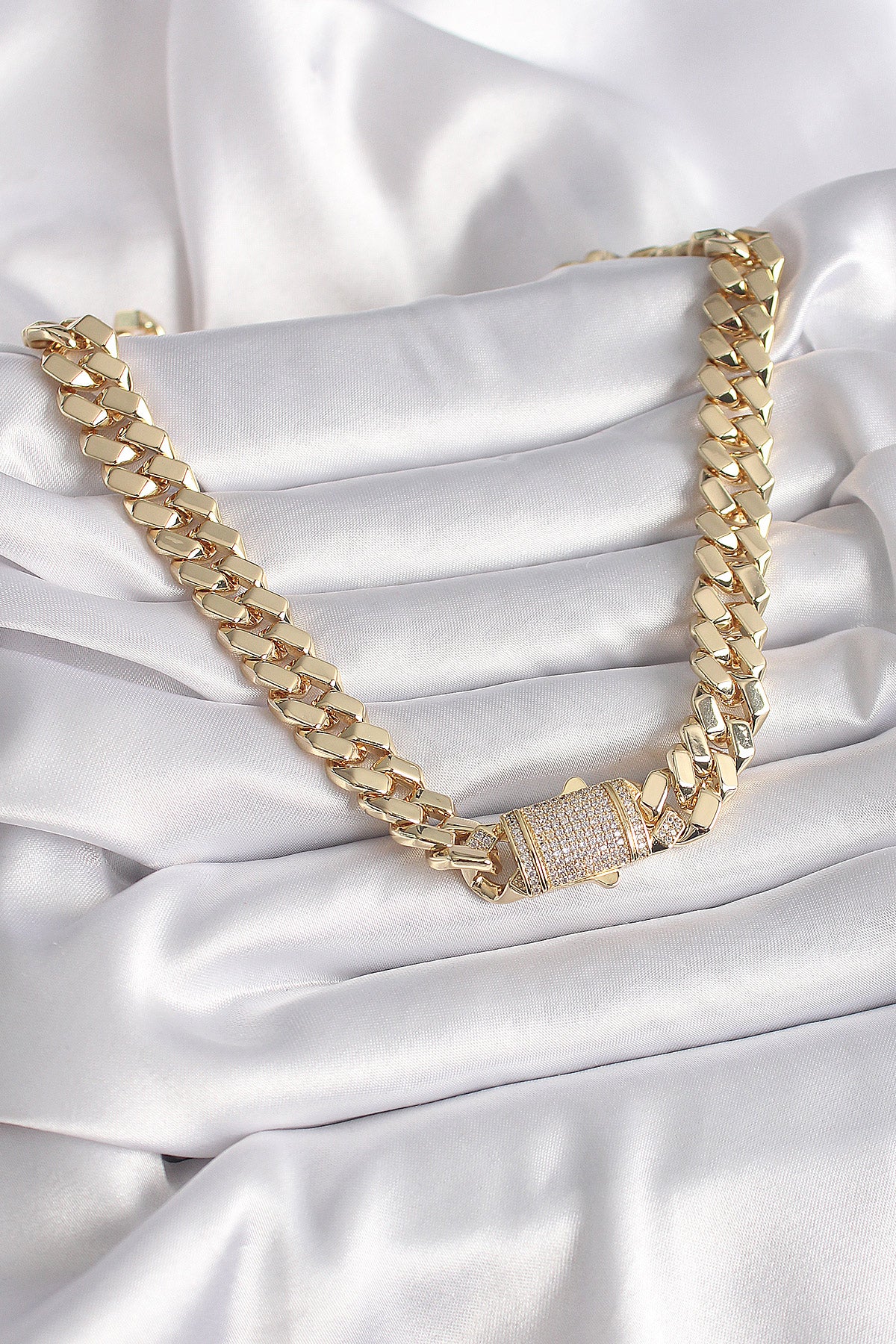 Pirinç Gold Renk VIP Exclusive Seri Gurmet Model Kadın Kolye - BKO9430