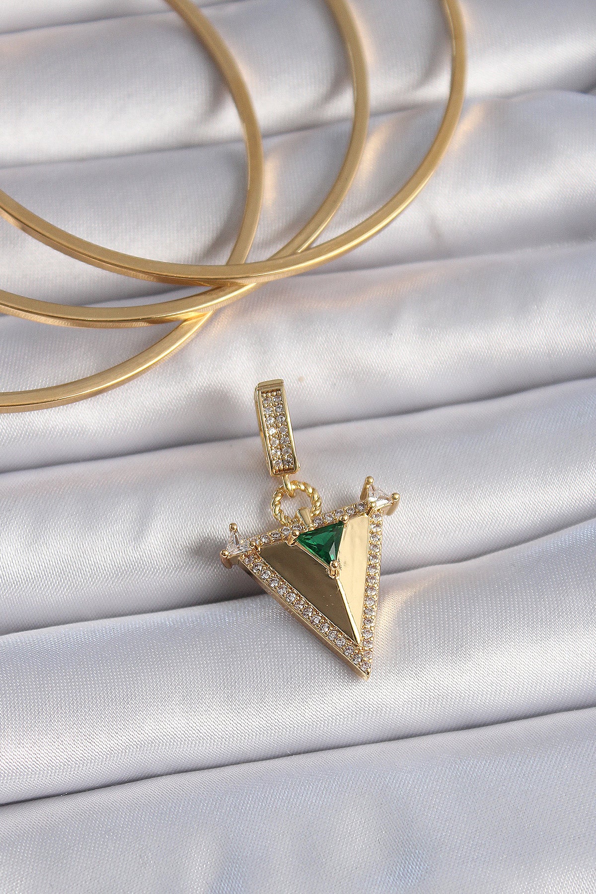 Pirinç Gold Renk Zirkon Taşlı 3D Üçgen Model Ajda Charm - BC1002