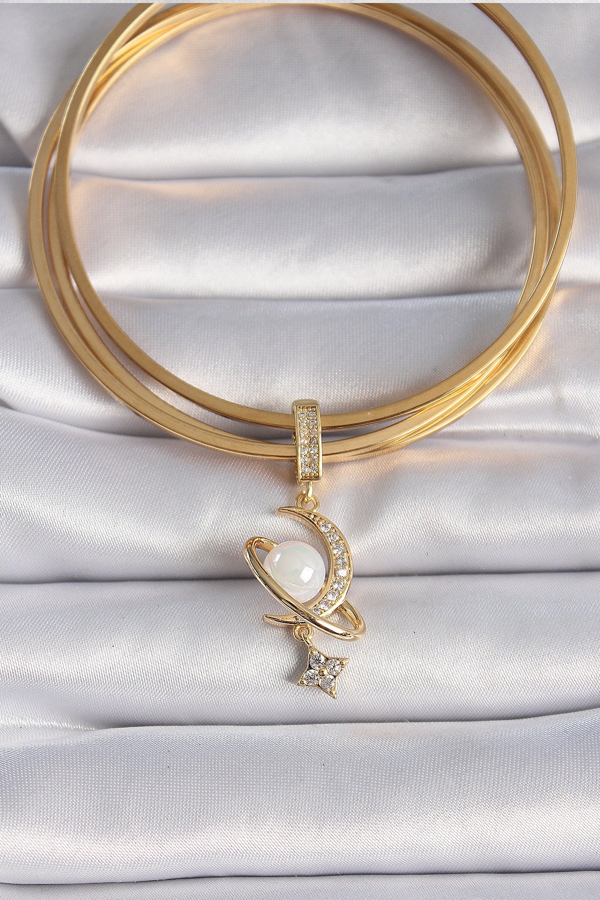 Pirinç Gold Renk Zirkon Taş Detaylı Hilal Model Sallantı İncili Ajda Charm - BC1012