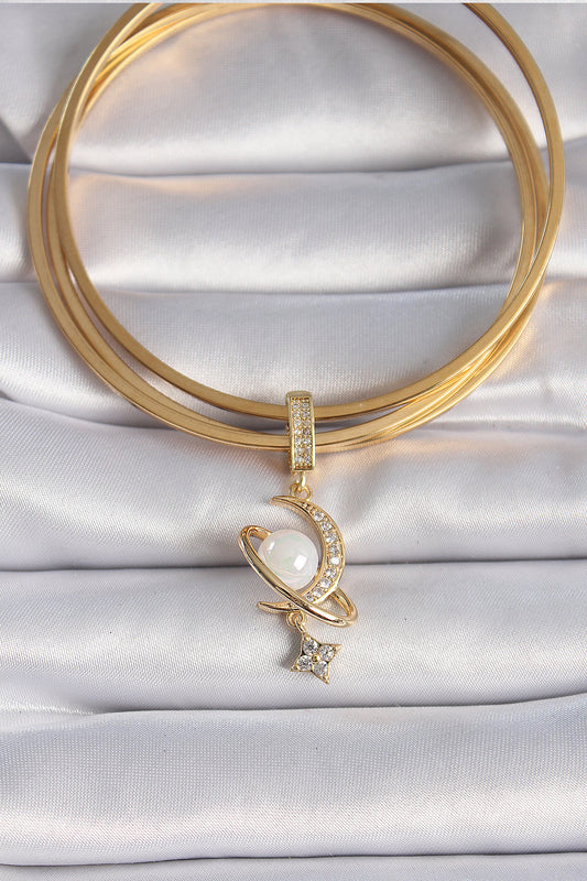 Pirinç Gold Renk Zirkon Taş Detaylı Hilal Model Sallantı İncili Ajda Charm - BC1012