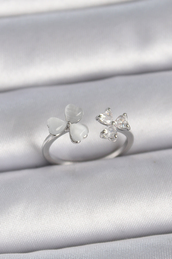 BYK3389 - Pirinç Gümüş Renk Ayarlanabilir Zirkon Taşlı Beyaz Mineli Kalp Model Kadın Yüzük