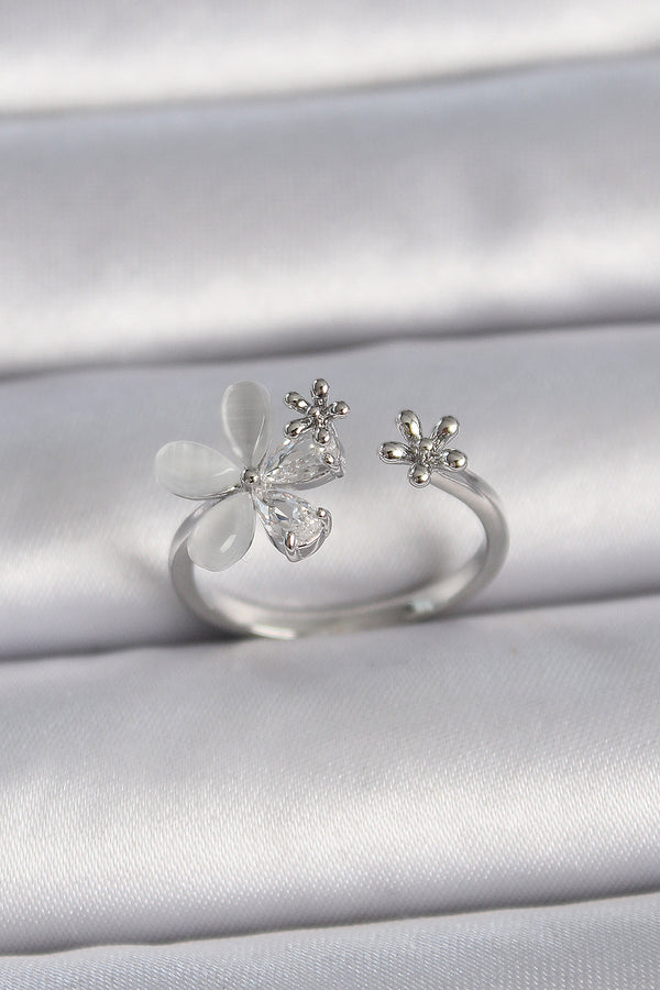 BYK3399 - Pirinç Gümüş Renk Ayarlanabilir Zirkon Taşlı Beyaz Mineli Yaprak Model Kadın Yüzük