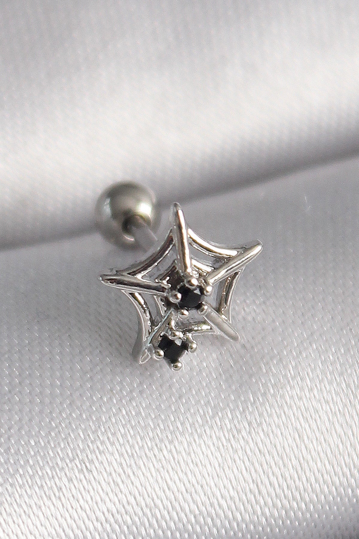 316L Çelik Gümüş Renk Siyah Zirkon Taş Detay Örümcek Ağ Model Tragus Piercing - PR1293