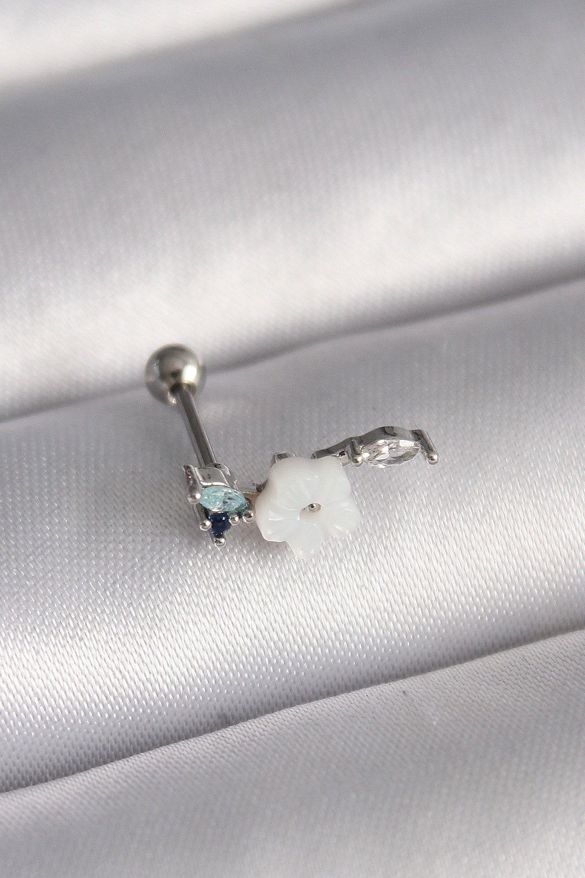 316L Çelik Gümüş Renk Zirkon Taş Detay Beyaz Çiçek Model Tragus Piercing - PR1357
