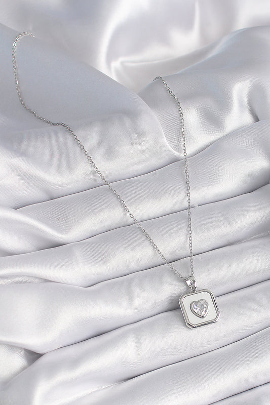 BKO9525 - 316L Çelik Gümüş Renk Kare Madalyon Kalp Zirkon Taş İşleme Kadın Kolye