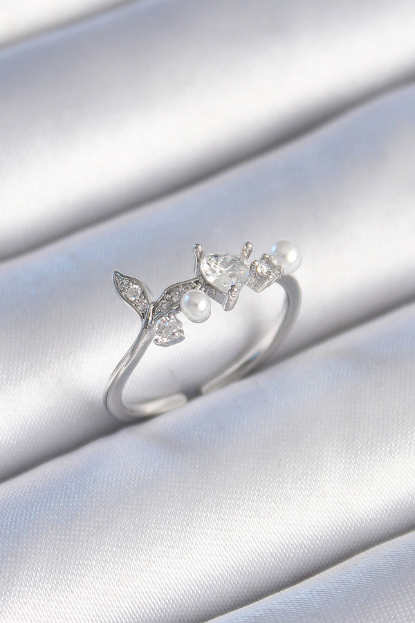 BYK3431 - Pirinç Gümüş Renk Zirkon Taşlı Kalp Yaprak Model İnci Detay Kadın Yüzük