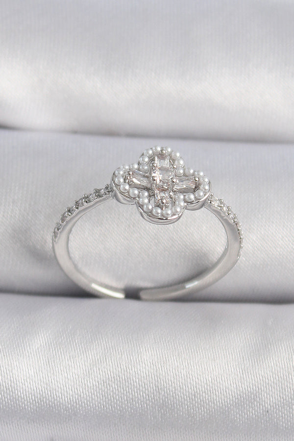 BYK3493 - Pirinç Gümüş Renk Zirkon Taşlı Yonca Model İnci Detay Kadın Yüzük