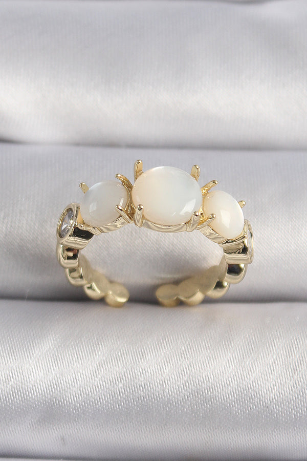 BYK3504 - Pirinç Gold Renk Zirkon Taş Detaylı Beyaz Sedefli VIP Seri Kadın Yüzük