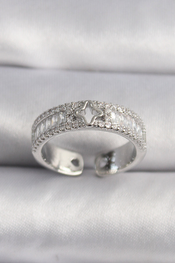 BYK3509 - Pirinç Gümüş Renk Zirkon Taşlı Yıldız İşleme VIP Seri Kadın Yüzük