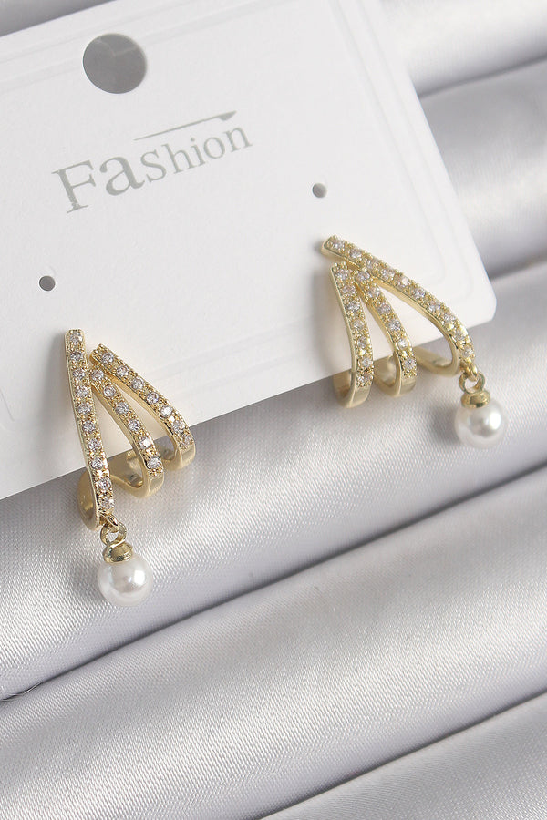 BKP9957 - Pirinç Gold Renk Zirkon Taşlı Pençe Model İnci Detay Kadın Küpe