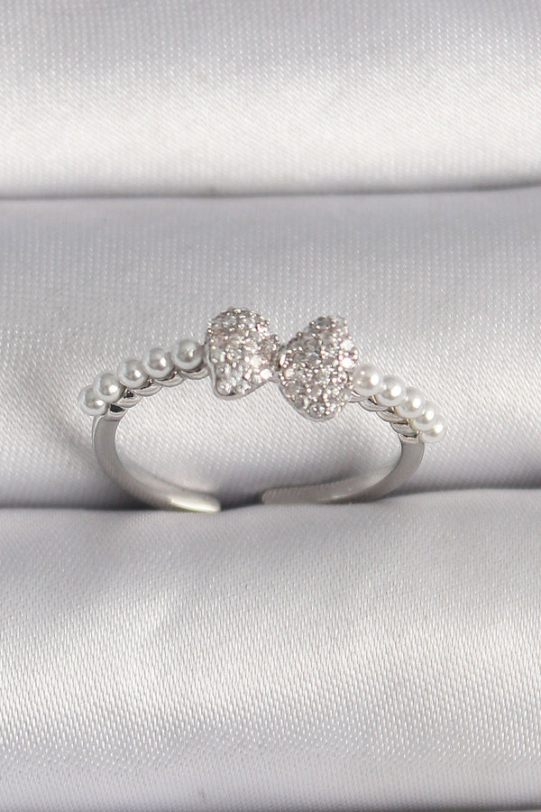 BYK3526 - Pirinç Gümüş Renk Zirkon Taşlı Fiyonk İnci Detay Ayarlanabilir Yüzük