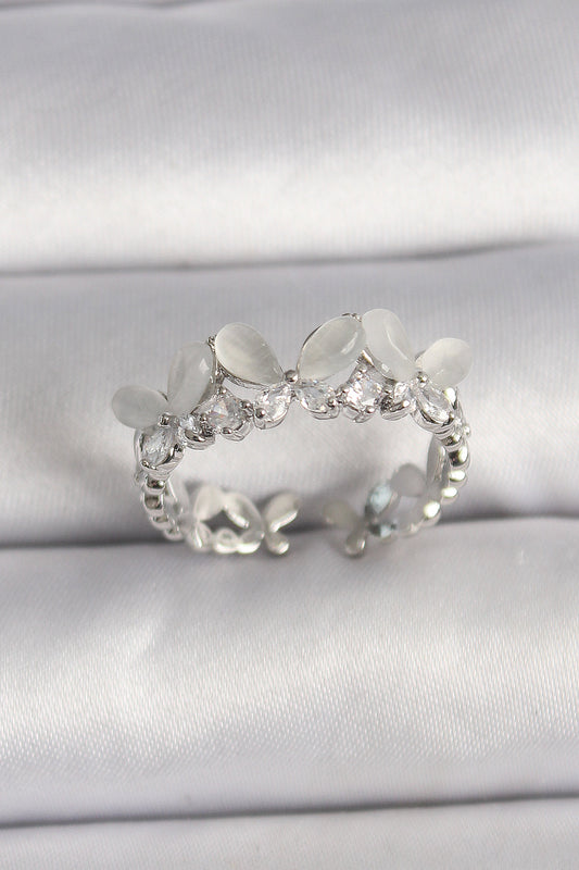 BYK3530 - Pirinç Gümüş Renk Zirkon Taşlı Beyaz Mineli Kelebek Model Ayarlanabilir Yüzük