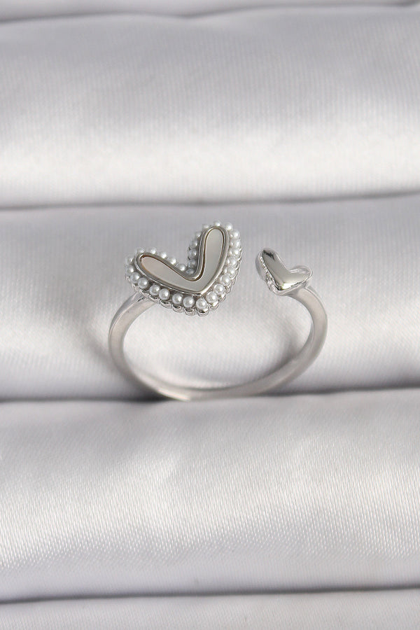 BYK3536 - Pirinç Gümüş Renk Beyaz Mineli İnci Detaylı Kalp Model Ayarlanabilir Yüzük