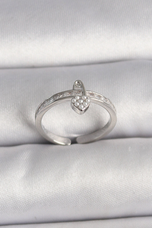 BYK3538 - Pirinç Gümüş Renk Zirkon Taşlı İnci Detaylı Kilit Kalp Model Ayarlanabilir Yüzük