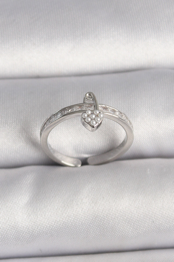 BYK3538 - Pirinç Gümüş Renk Zirkon Taşlı İnci Detaylı Kilit Kalp Model Ayarlanabilir Yüzük