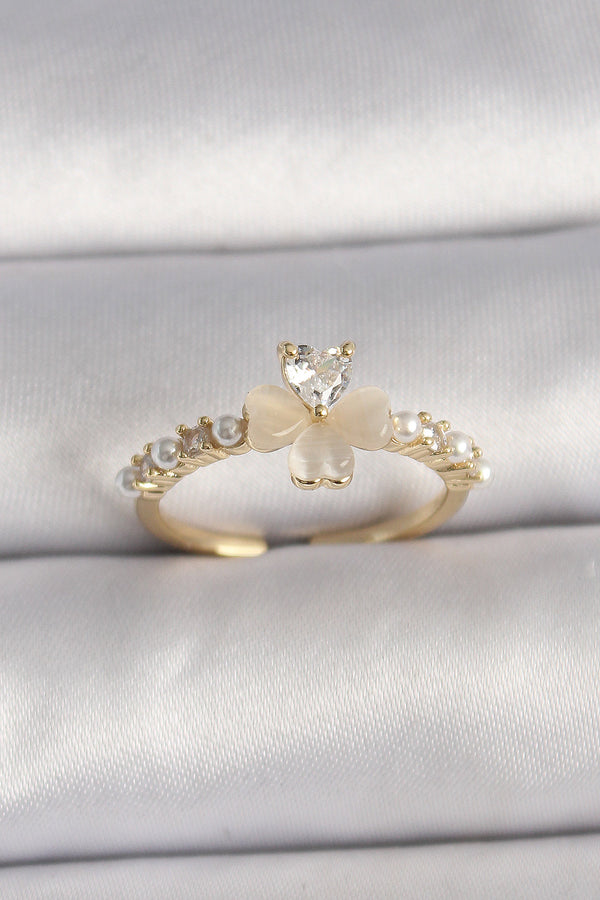 BYK3551 - Pirinç Gümüş Renk Zirkon Taşlı Beyaz Mineli Yonca Model İnci Detay Ayarlanabilir Yüzük