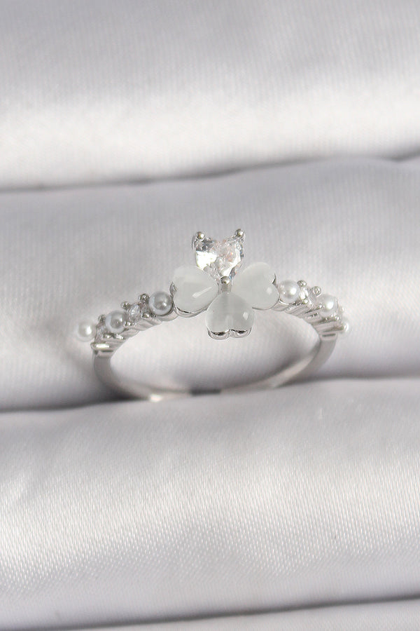 BYK3552 - Pirinç Gümüş Renk Zirkon Taşlı Yonca Model İnci Detay Ayarlanabilir Yüzük