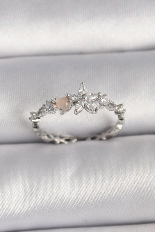 BYK3564 - Pirinç Gümüş Renk Zirkon Taşlı Çiçek Model Ayarlanabilir Yüzük