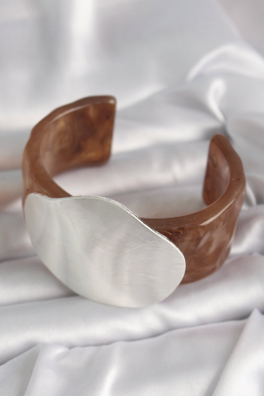 BB6670 - Kahverengi Mermer Desen Akrilik Plastik Gümüş Plaka Model Vintage Kadın Bilezik