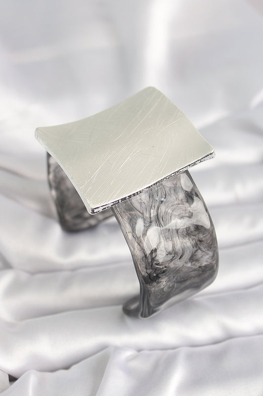 BB6671 - Siyah Mermer Desen Akrilik Plastik Gümüş Kare Plaka Model Vintage Kadın Bilezik