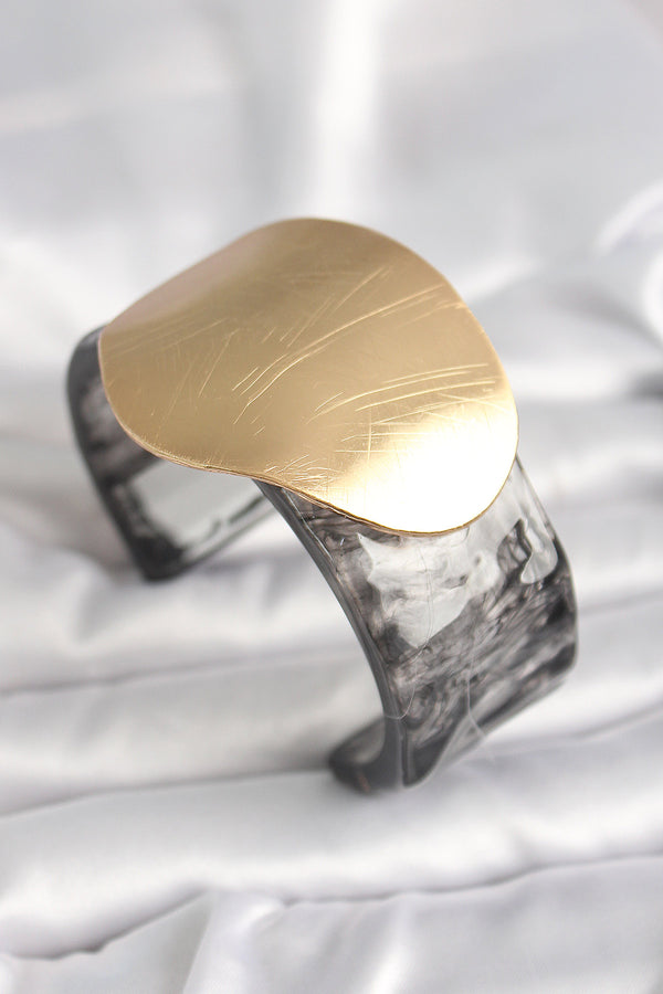 BB6679 - Siyah Mermer Desen Akrilik Plastik Gold Daire Plaka Model Vintage Kadın Bilezik