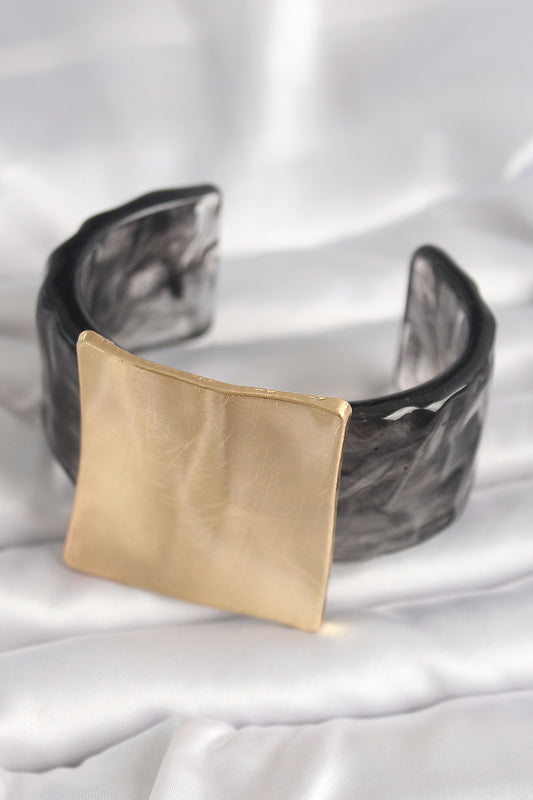 BB6681 - Siyah Mermer Desen Akrilik Plastik Gold Kare Plaka Model Vintage Kadın Bilezik