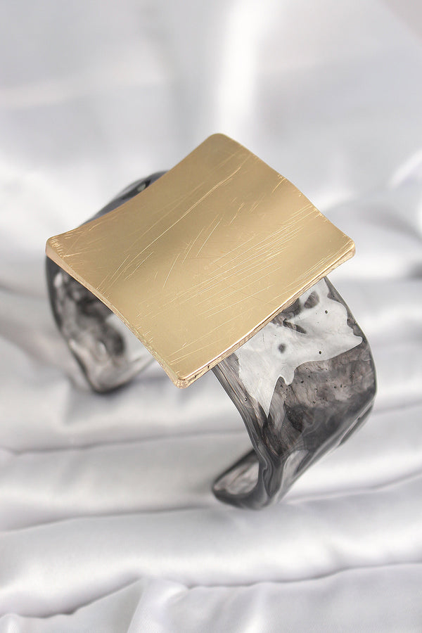 BB6681 - Siyah Mermer Desen Akrilik Plastik Gold Kare Plaka Model Vintage Kadın Bilezik