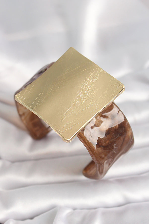 BB6682 - Kahverengi Mermer Desen Akrilik Plastik Gold Kare Plaka Model Vintage Kadın Bilezik