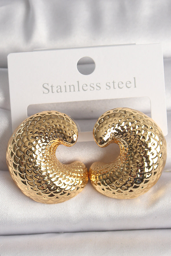 BKP10159 - Pirinç Gold Renk Yılan Sırtı İşlemeli Yarım Halka Model Kadın Küpe