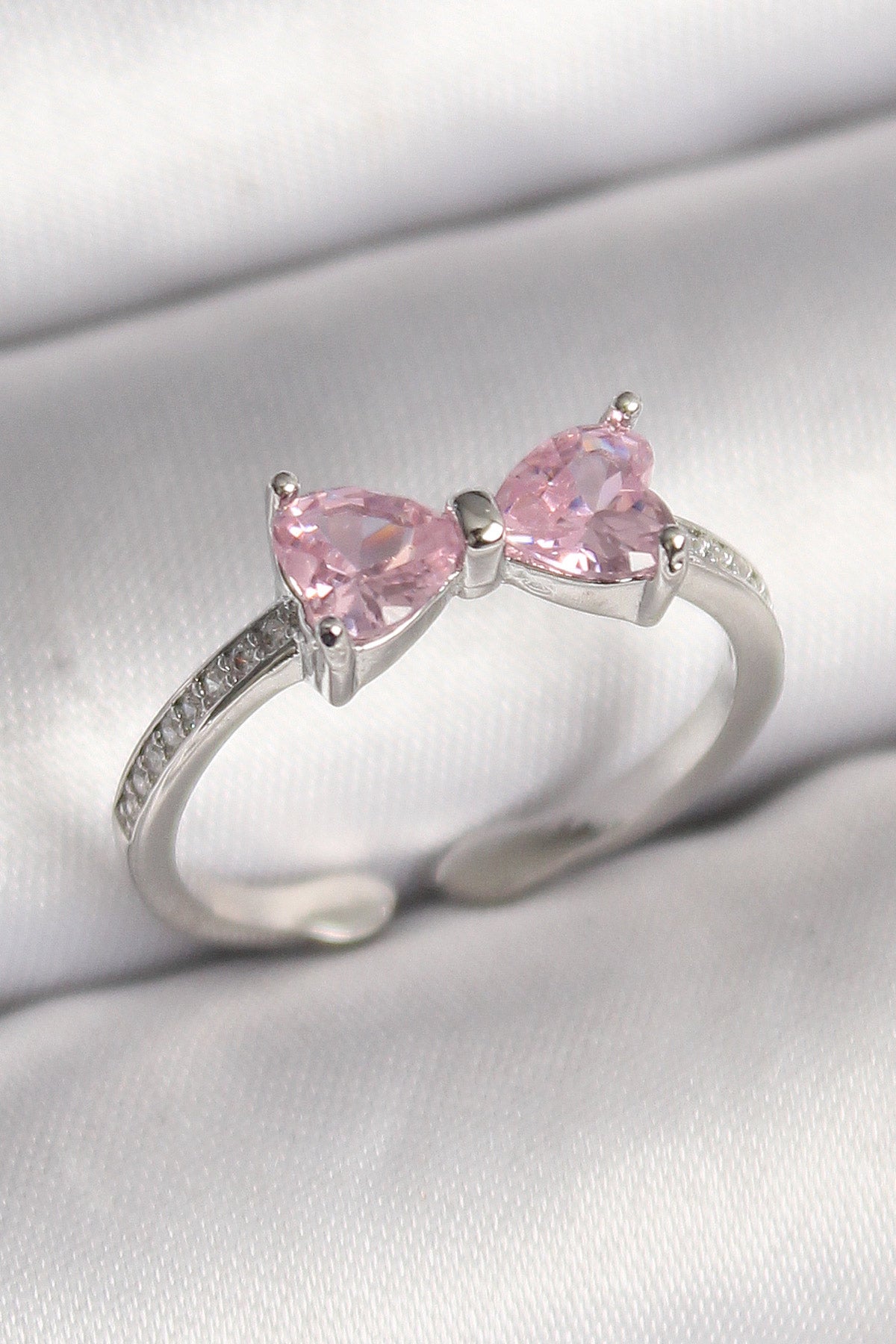 BYK3643 - Pirinç Gümüş Renk Pembe Zirkon Taşlı Kalp Fiyonk Model Kadın Yüzük