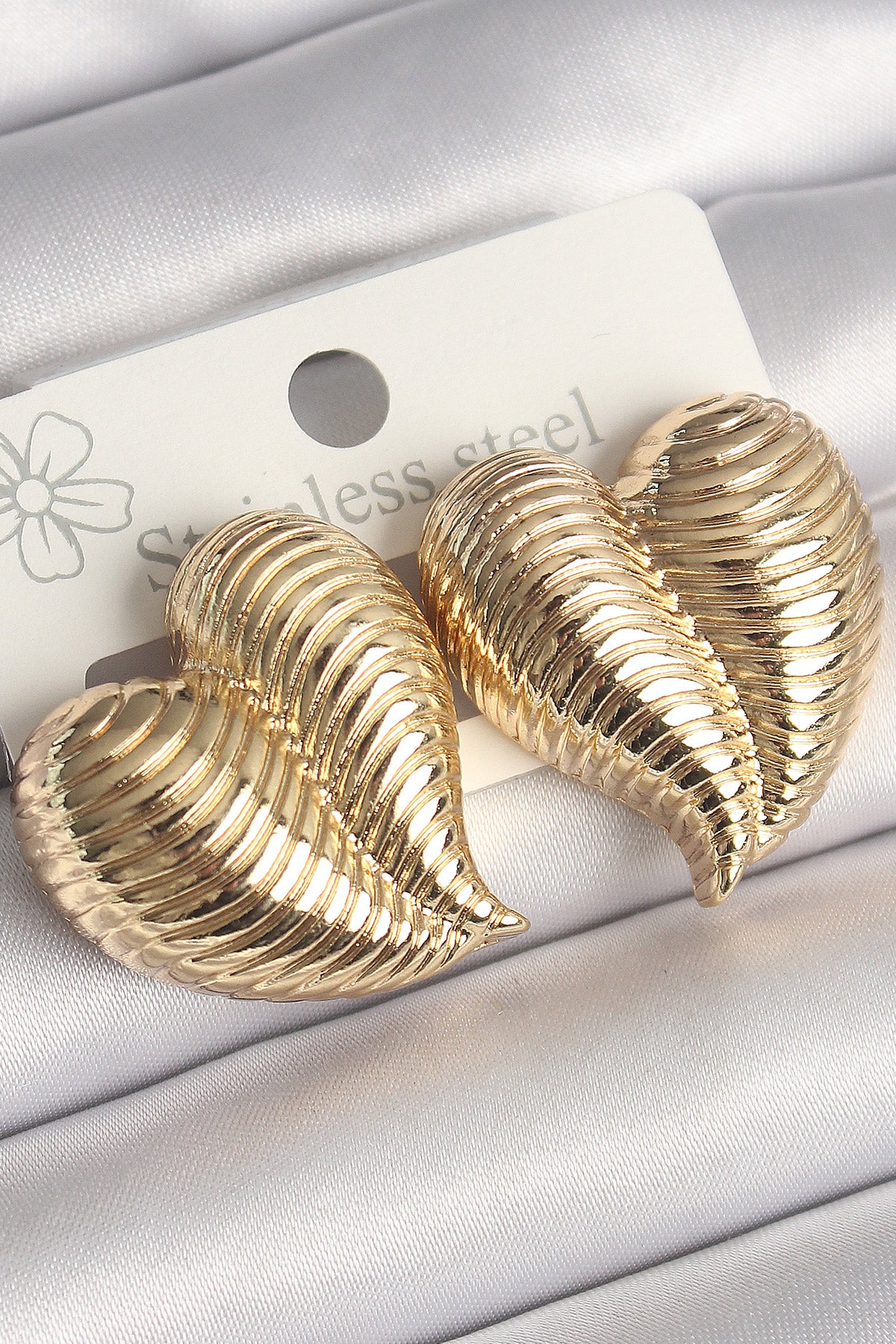 BKP10260 - Pirinç Gold Renk İşlemeli Bomba Kalp Model Kadın Küpe