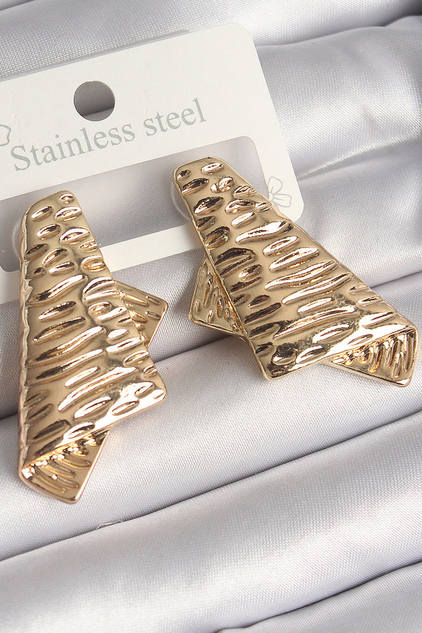 BKP10261 - Pirinç Gold Renk İşleme Detaylı Katlanmış Kare Plaka Model Kadın Küpe