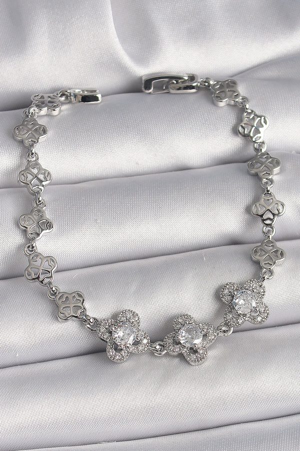 BB6813 - Pirinç Gümüş Renk Zirkon Taşlı Yonca Model Kadın Bileklik