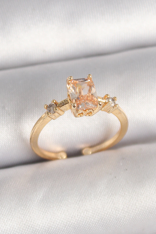 BYK3683 - Pirinç Gold Renk Kare Zirkon Taş Model Kadın Yüzük