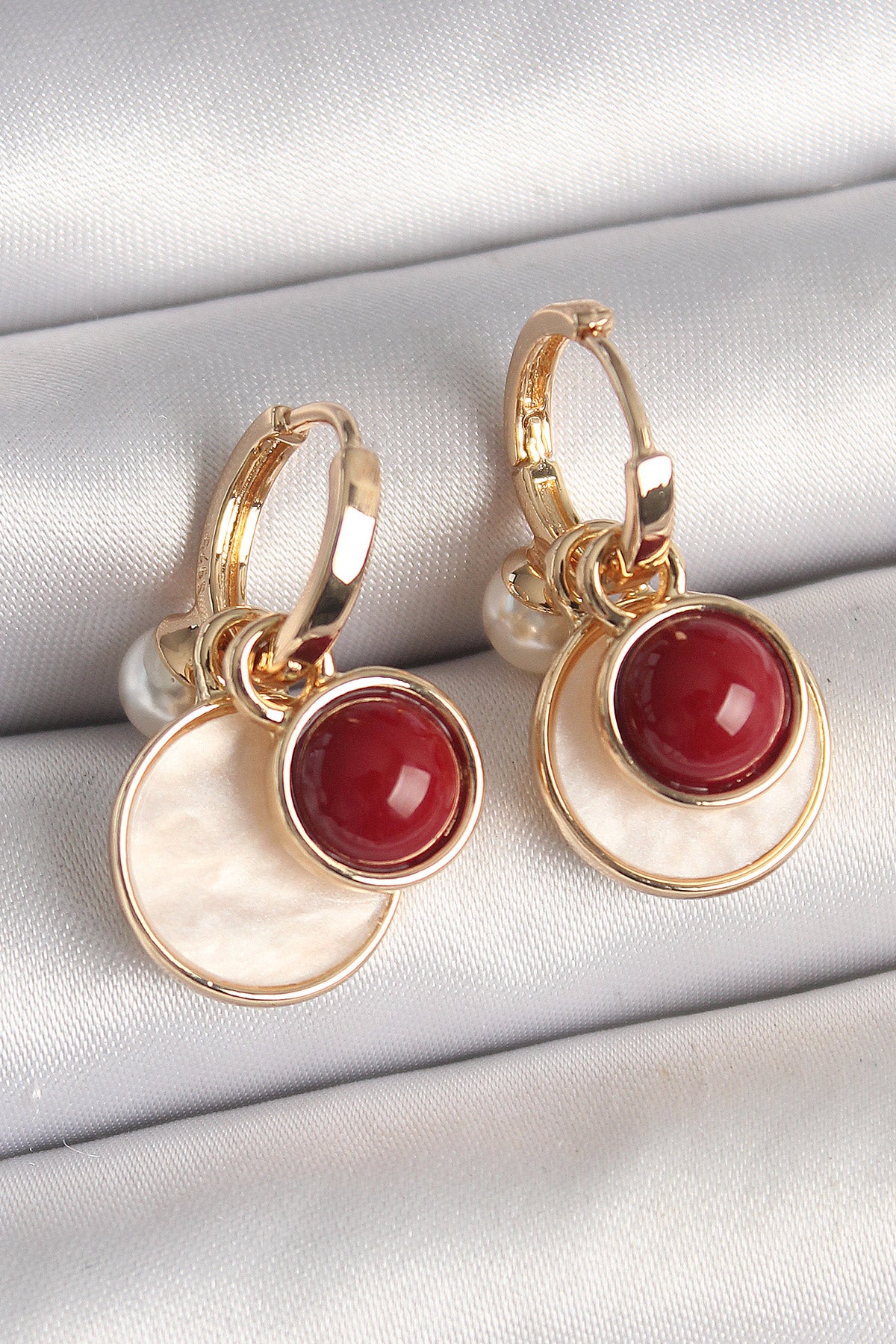 BKP10362 - Pirinç Gold Renk Sallantı Beyaz Mineli Bordo Detay Kadın Küpe