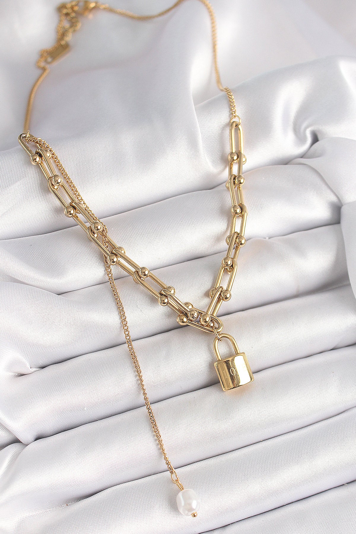 BKO9938 - 316L Çelik Gold Renk Tifany Zincir Model Kilit Figür Sallantı İnci Detay Kadın Kolye