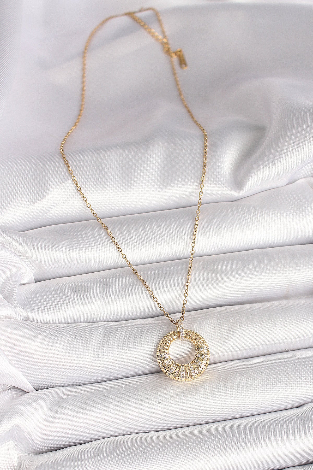 316L Çelik Gold Renk Zincir Zirkon Taş İşlemeli Daire Model Kadın Kolye - BKO9968