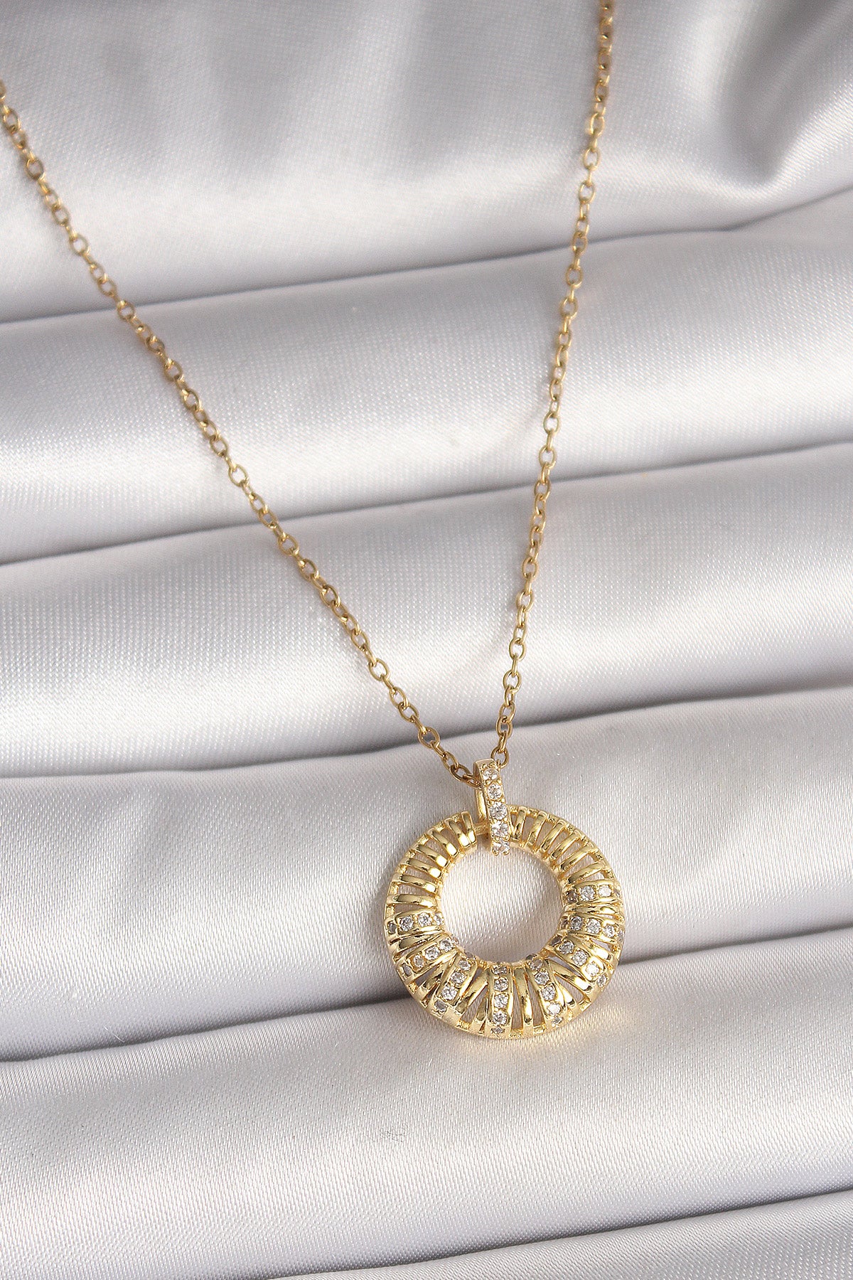 316L Çelik Gold Renk Zincir Zirkon Taş İşlemeli Daire Model Kadın Kolye - BKO9968